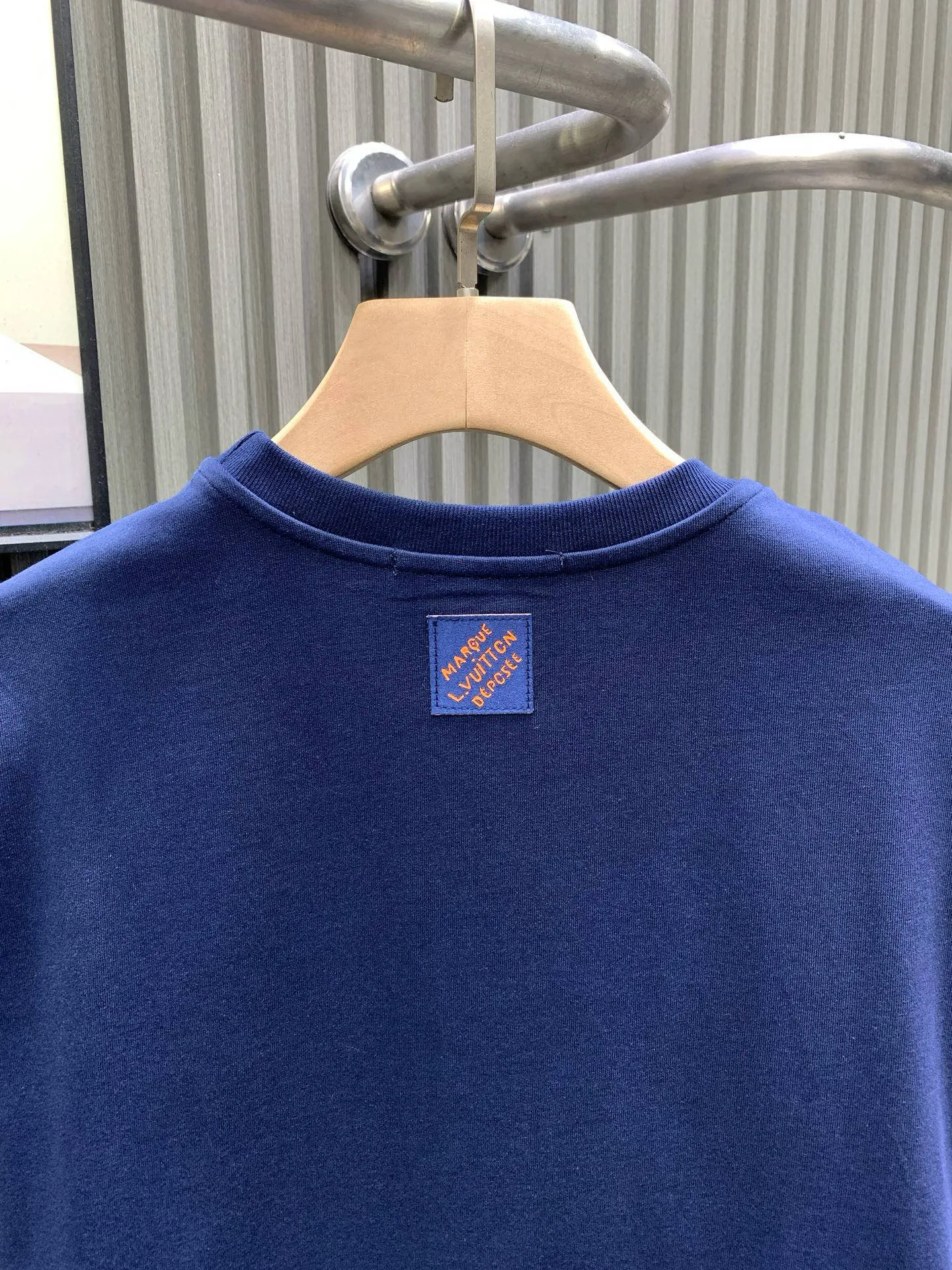 🅿️240 🀄️ Louis Vuitton 1V 2025 new style 1854 diamond letter cotton short sleeves 32-count fine cotton plain fabric is made of combed cotton after a special process. Its fibers are more slender and neat. Therefore, the texture and durability of the fabric are significantly improved. The pure cotton material has excellent moisture absorption. The plain fabric is soft to the touch and comfortable to wear. The fiber structure of combed cotton is tighter. Therefore, the fabric made has better wear resistance and is not easy to pill or deform. The flowers are positioned and embellished with patterns. Diamond selection is to choose diamonds suitable for hot drilling. Diamond arrangement is to arrange the diamonds on the template according to the designed pattern. The diamonds are fixed on the fabric through a hot drilling machine. The color of the back glue should be uniform and consistent, and the firmness should be high. It combines the softness of silicone oil and the high-density characteristics of elastic glue. The material has excellent stretching and recovery properties and can quickly return to its original shape when subjected to external forces to maintain the integrity and clarity of the pattern.
